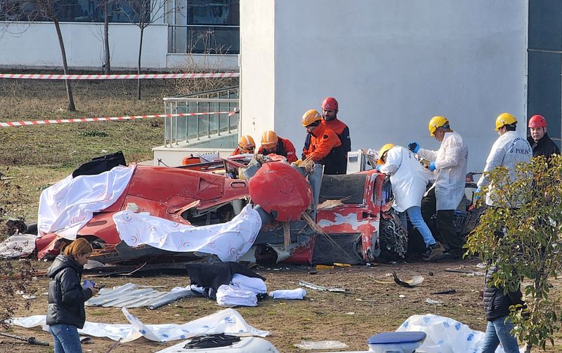 © Reuters. Police forensic experts examine the wreckage of an ambulance helicopter after it collided with a hospital building and crashed to the ground, in Mugla, Turkey December 22, 2024. REUTERS/Kenan Gurbuz