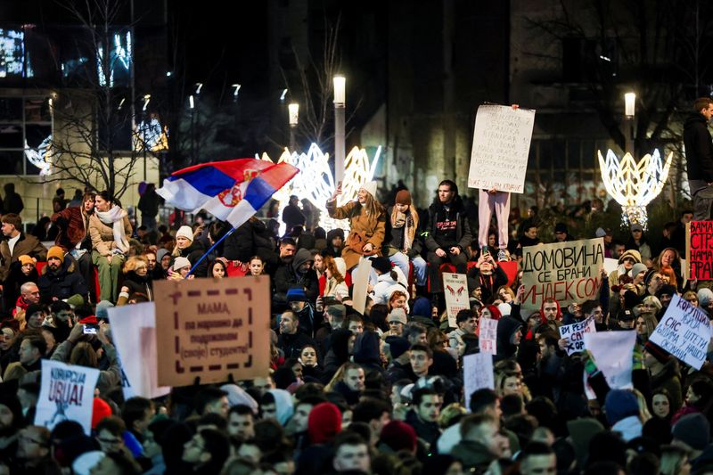 © Reuters. People attend a protest against government policies, corruption and the negligence which they blame for the deaths of the victims in the Novi Sad railway station disaster in November, in Belgrade, Serbia, December 22, 2024. REUTERS/Djordje Kojadinovic