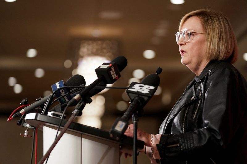 © Reuters. FILE PHOTO: Unifor National President Lana Payne speaks to the media at the Sheraton Centre in Toronto, Ontario, Canada, October 10, 2023.  REUTERS/Arlyn McAdorey/File Photo