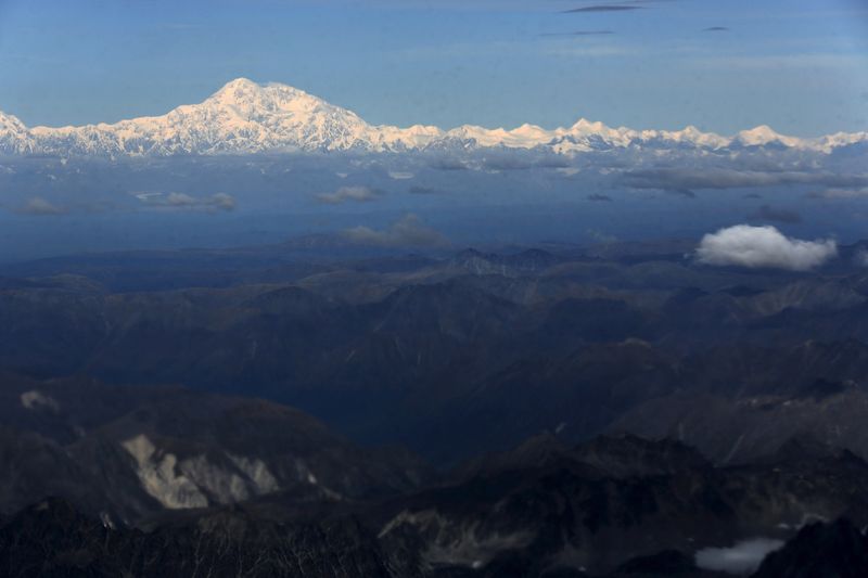 © Reuters. FILE PHOTO: Denali (left), formerly known as Mount McKinley, can be seen from Air Force One during the arrival of US President Barack Obama in Anchorage, Alaska on August 31, 2015. REUTERS/Jonathan Ernst/File Photo