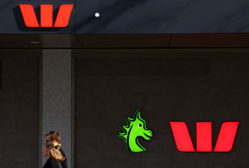 © Reuters. FILE PHOTO: People walk past a Westpac Banking Corp signage in Canberra, Australia June 27, 2024. REUTERS/Edgar Su/File photo