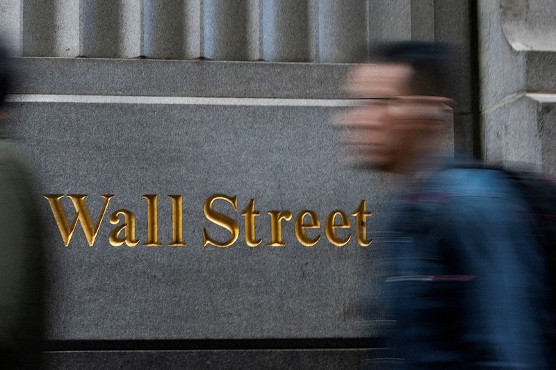 &copy; Reuters. FILE PHOTO: People walk around the New York Stock Exchange in New York, U.S., December 29, 2023. REUTERS/Eduardo Munoz