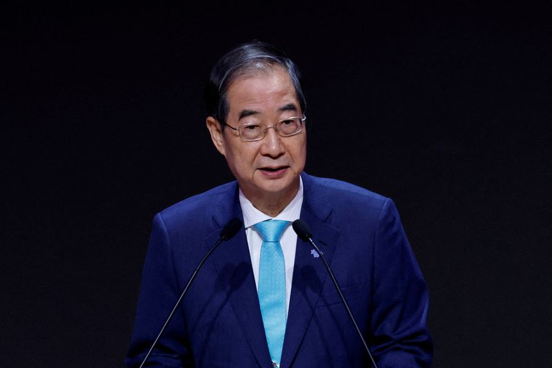 &copy; Reuters. FILE PHOTO: Han Duck-soo, South Korean Prime Minister, gives a speech during the opening ceremony of the AI Global Forum in Seoul, South Korea, May 22, 2024. REUTERS/Kim Soo-hyeon/File Photo