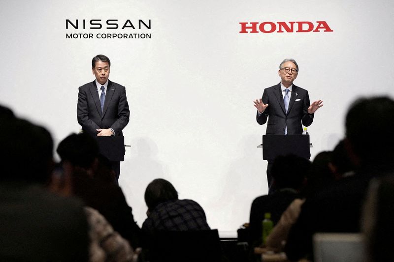 © Reuters. FILE PHOTO: Makoto Uchida, president and CEO of Nissan Motor, and Toshihiro Mibe, Honda Motor president and CEO, attend their joint press conference in Tokyo, Japan March 15, 2024. Mandatory credit Kyodo via REUTERS/File Photo