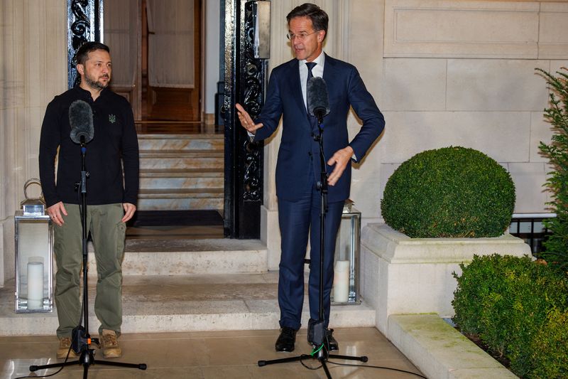 &copy; Reuters. FILE PHOTO: NATO Secretary General Mark Rutte stands next to President of Ukraine Volodymyr Zelenskiy at the NATO Secretary General Residence, in Brussels, Belgium, December 18, 2024. Olivier Matthys/Pool via REUTERS/File Photo