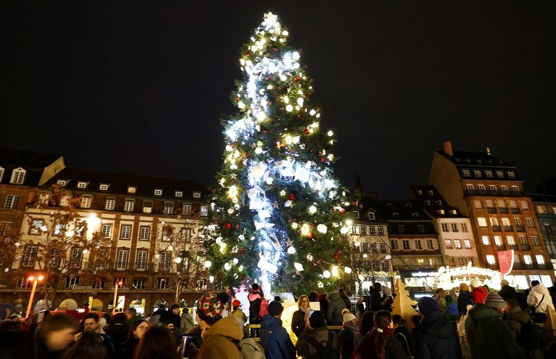 &copy; Reuters. FILE PHOTO: People visit the Christmas market in Strasbourg, France, December 5, 2024. REUTERS/Kai Pfaffenbach/File Photo