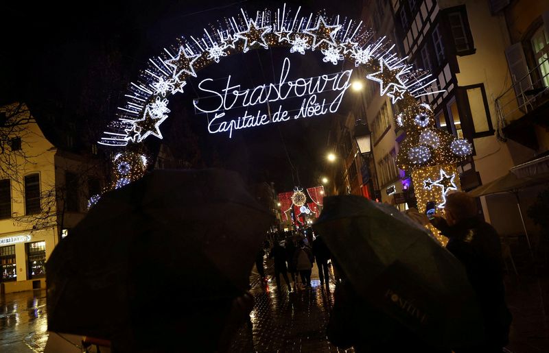 © Reuters. FILE PHOTO: People visit the Christmas market in Strasbourg, France, December 5, 2024. REUTERS/Kai Pfaffenbach/File Photo