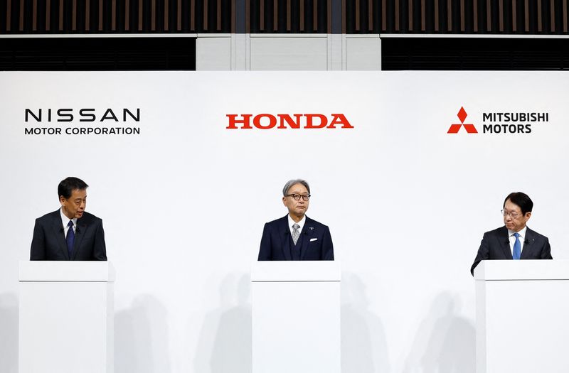 © Reuters. Makoto Uchida, Director, Representative General Manager, President and CEO of Nissan Motor Corporation, Toshihiro Mibe, Director, President and Representative General Manager of Honda and Takao Kato, Director, Representative General Manager, President and CEO of Mitsubishi Motors, hold a joint news conference on their merger negotiations, in Tokyo, Japan, December 23, 2024. REUTERS/Kim Kyung-Hoon