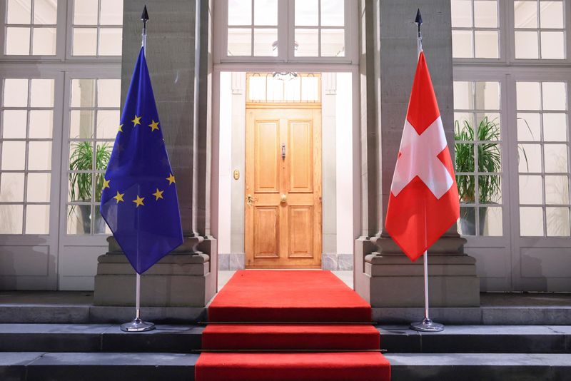 © Reuters. Swiss and European Union flags hang at the Lohn Estate in Kehrsatz near Bern, Switzerland, November 27, 2024. REUTERS/Denis Balibouse