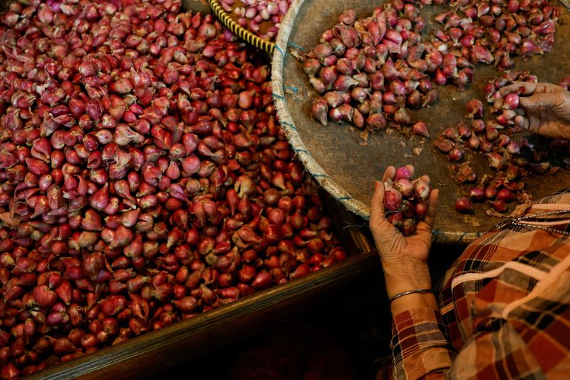 © Reuters. A vendor sorts onions at a traditional market, in Jakarta, Indonesia October 1, 2024. REUTERS/Willy Kurniawan/File Photo