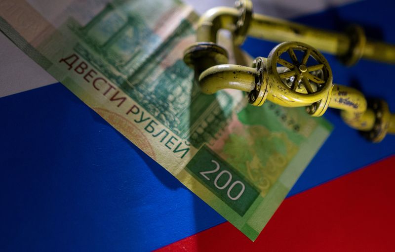 © Reuters. FILE PHOTO: A model of the natural gas pipeline is placed on Russian Rouble banknote and a flag in this illustration taken, March 23, 2022. REUTERS/Dado Ruvic/Illustration/File Photo