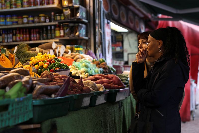 © Reuters. Customers shop for produce at Ridley Road Market in London, October 28, 2024. REUTERS/Mina Kim/File Photo