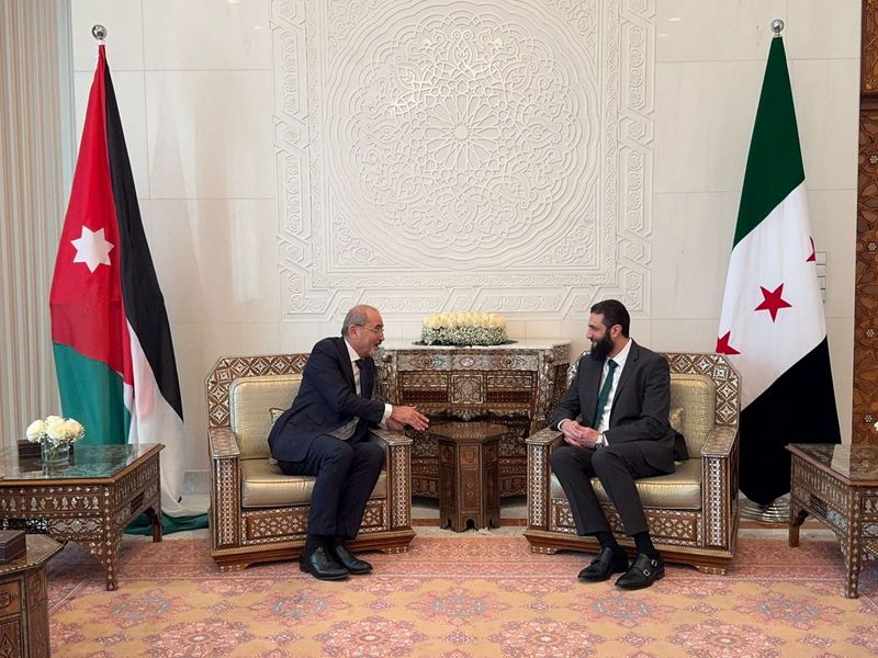 &copy; Reuters. FILE PHOTO: Jordan's Foreign Minister Ayman Safadi meets with Syria's de facto new ruler Ahmed al-Sharaa in Damascus, Syria in this handout released December 23, 2024. Jordanian Foreign Ministry/Handout via REUTERS/File Photo