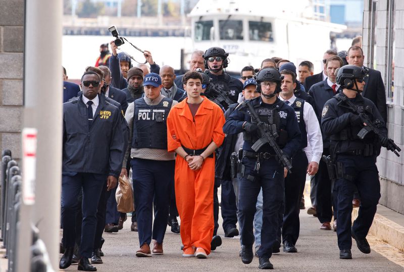 &copy; Reuters. FILE PHOTO: Luigi Mangione, the suspect in the murder of UnitedHealth Group executive Brian Thompson, arrives at a helicopter pad after being extradited from Pennsylvania, in New York, U.S., December 19, 2024. REUTERS/Eduardo Munoz/File Photo