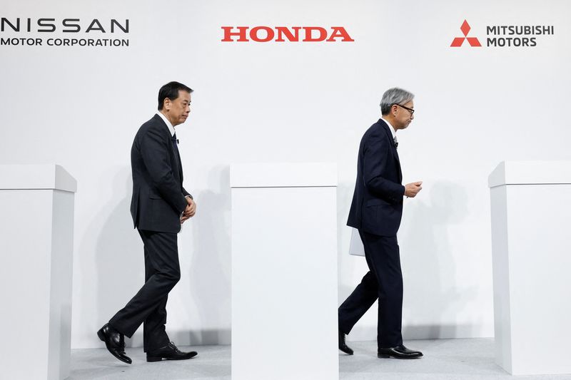 © Reuters. Makoto Uchida, Director, Representative Executive Officer, President and CEO of Nissan Motor Corporation, and Toshihiro Mibe, Director, President and Representative Executive Officer of Honda, walk following a joint press conference on their merger talks, in Tokyo, Japan, December 23, 2024. REUTERS/Kim Kyung-Hoon