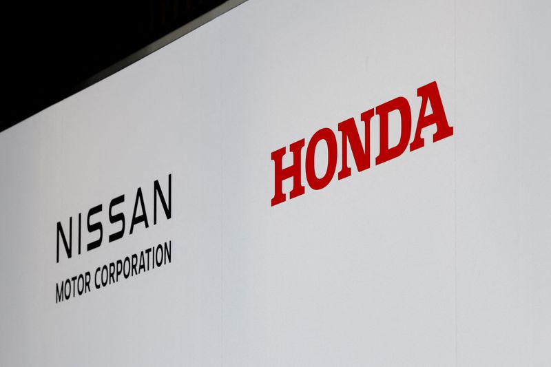 © Reuters. Logos de Nissan e Honda em Tóquio
 23/12/2024    REUTERS/Kim Kyung-Hoon