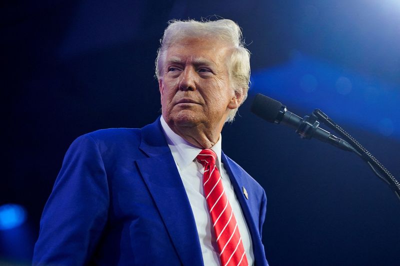 &copy; Reuters. FILE PHOTO: U.S. President-elect Donald Trump attends Turning Point USA's AmericaFest in Phoenix, Arizona, U.S., December 22, 2024.  REUTERS/Cheney Orr/File Photo