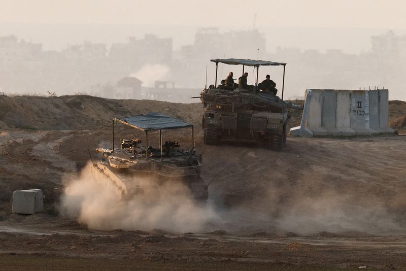 &copy; Reuters. Tanques israelenses perto da fronteira com Gazan 22/12/2024   REUTERS/Amir Cohen