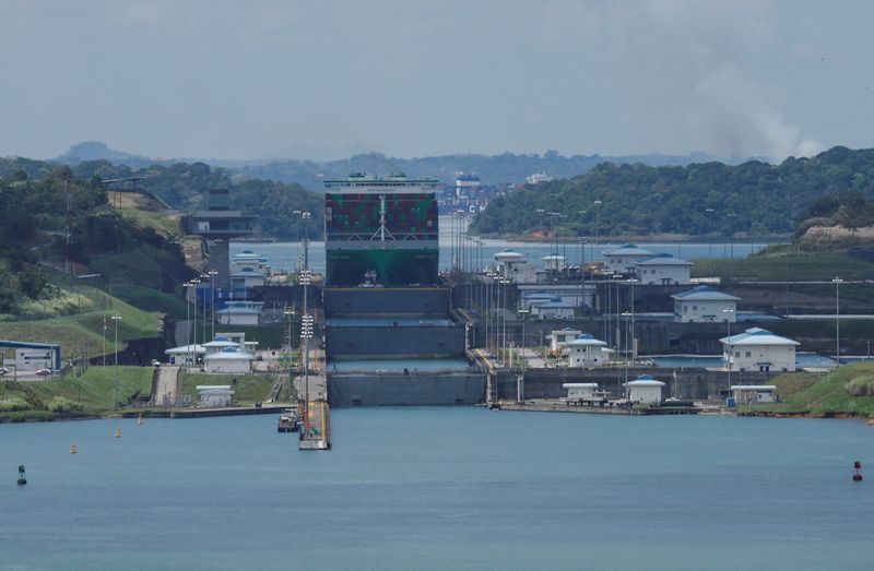 &copy; Reuters. FILE PHOTO: A cargo vessel transits through locks of Agua Clara at the Panama Canal, in Colon, on the outskirts of Panama City, Panama May 3, 2024. REUTERS/Daniel Becerril/File Photo