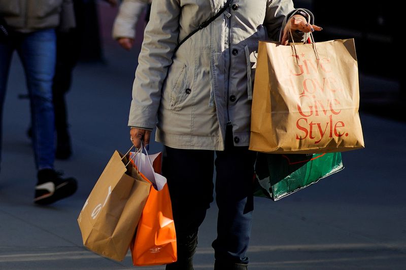&copy; Reuters. Mulher carrega sacolas de compras em Nova Yorkn21/12/2022nREUTERS/Eduardo Munoz