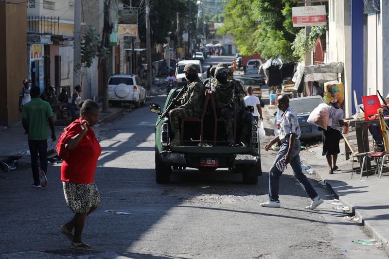 © Reuters. Members of the Haitian Armed Forces patrol the area as people flee homes following the armed gangs violence over the weekend, many grouped behind an alliance known as Viv Ansanm, at the Poste Marchand suburb, in Port-au-Prince, Haiti December 9, 2024. REUTERS/Ralph Tedy Erol/File photo