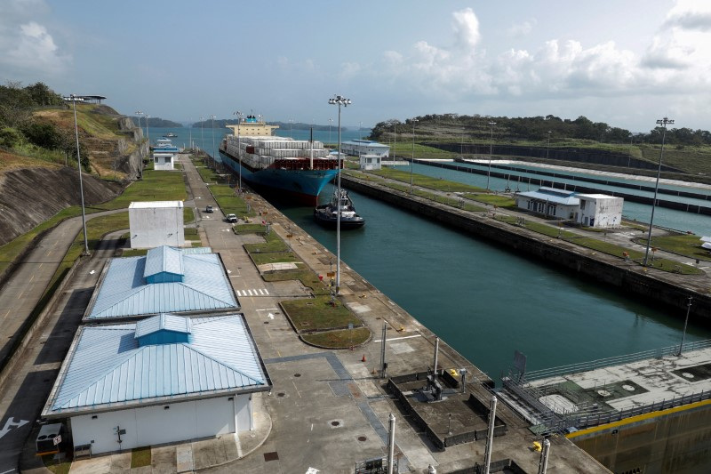 &copy; Reuters. FILE PHOTO: A cargo container ship transits through Agua Clara Locks at the Panama Canal, on the outskirts of Panama City, Panama, April 11, 2024. REUTERS/Aris Martinez/File Photo