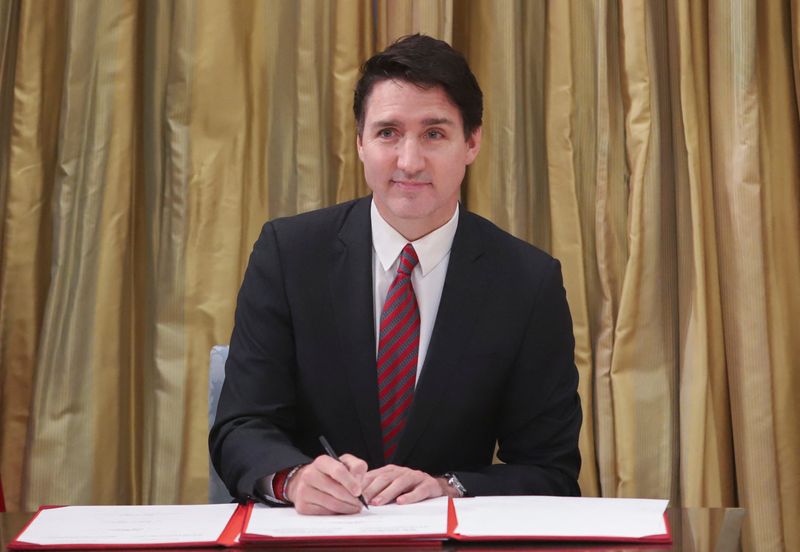 © Reuters. Canadian Prime Minister Justin Trudeau signs a register as he takes part in a swearing-in ceremony at Rideau Hall in Ottawa, Ontario, Canada December 20, 2024. REUTERS/Patrick Doyle