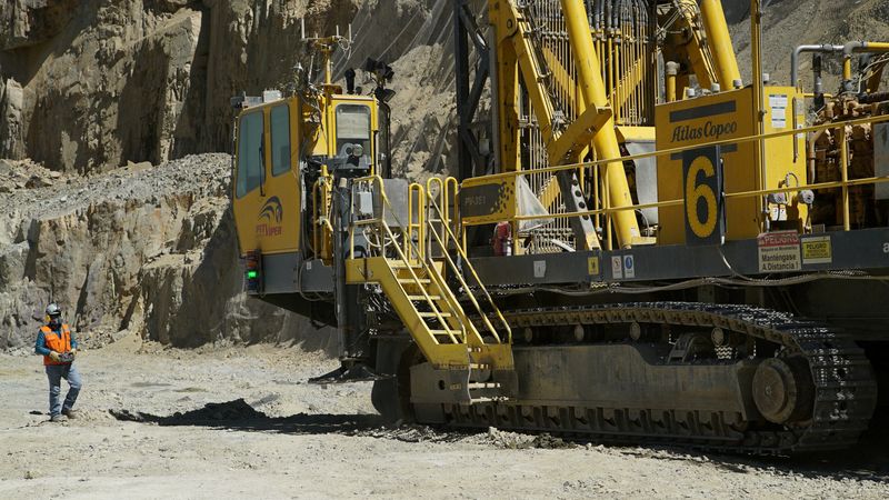 © Reuters. FILE PHOTO: A worker walks near a drill rig in a pit at Anglo American's Los Bronces copper mine in Chile, obtained by Reuters on April 26, 2024.  Anglo American/Handout via REUTERS/File Photo