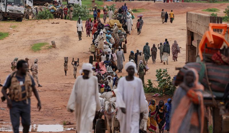 &copy; Reuters. FILE PHOTO: Sudanese people, who fled the conflict in Murnei in Sudan's Darfur region, cross the border between Sudan and Chad in Adre, Chad August 4, 2023. REUTERS/Zohra Bensemra/File Photo