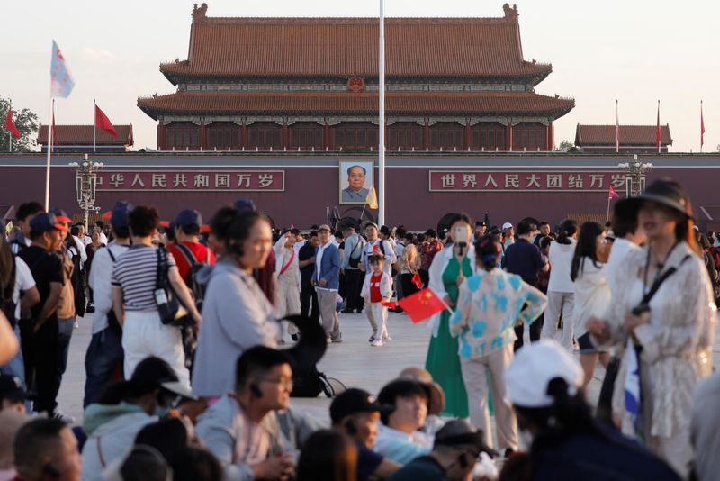 © Reuters. FILE PHOTO: Visitors stand at Tiananmen Square in Beijing, China June 12, 2024. REUTERS/Nicoco Chan/File photo