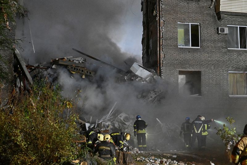 © Reuters. FILE PHOTO: Rescuers work at a site of a residential building heavily damaged by a Russian missile strike, amid Russia's attack on Ukraine, in Zaporizhzhia, Ukraine October 10, 2022. REUTERS/Stringer/File Photo