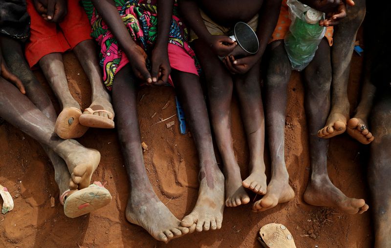 &copy; Reuters. FILE PHOTO: Orphans and children separated from their parents in Kadugli gather to eat boiled leaves at an IDP Camp within the Sudan People's Liberation Movement-North (SPLM-N) controlled area in Boram County, Nuba Mountains, South Kordofan, Sudan June 22