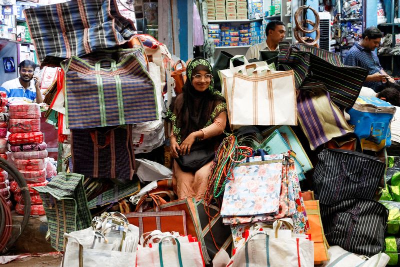 © Reuters. A vendor waits for customers at a wholesale market in Kolkata, India March 14, 2024. REUTERS/Sahiba Chawdhary/File Photo