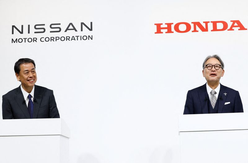 © Reuters. Makoto Uchida, Director, Representative Executive Officer, President and CEO of Nissan Motor Corporation, and Toshihiro Mibe, Director, President and Representative Executive Officer of Honda, react during a joint press conference on their merger talks, in Tokyo, Japan, December 23, 2024. REUTERS/Kim Kyung-Hoon