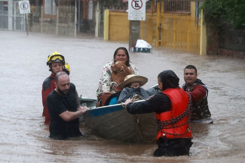 &copy; Reuters. Equipes de resgate evacuam pessoas de uma área inundada no bairro Cavalhada após fortes chuvas em Porto Alegre, em 23 de maio de 2024. REUERS/Diego vara