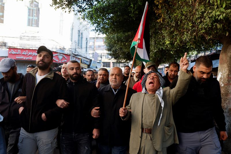 © Reuters. FILE PHOTO: Palestinian demonstrators call for an end to clashes between Palestinian security forces and militants in Jenin, in the Israeli-occupied West Bank, December 16, 2024. REUTERS/Raneen Sawafta/File Photo