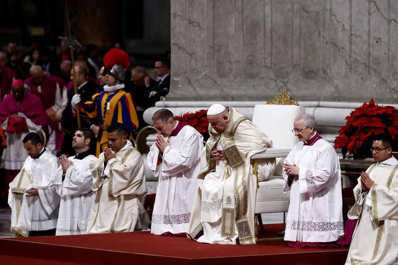 © Reuters. Pope Francis celebrates Christmas Eve Mass in St. Peter's Basilica in the Vatican on December 24, 2024. REUTERS/Guglielmo Mangiapane