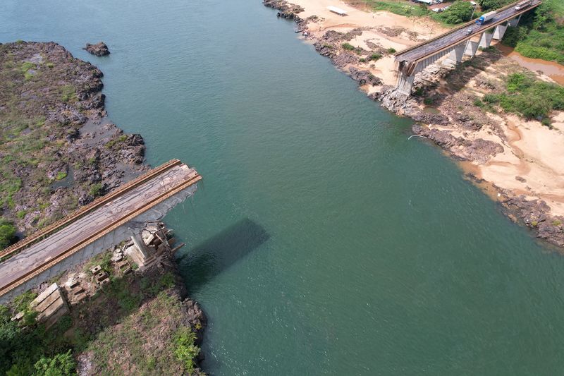 © Reuters. A drone view shows a collapsed bridge between Aguiarnopolis and Estreito, Brazil, December 24, 2024. REUTERS/Mauricio Marinho