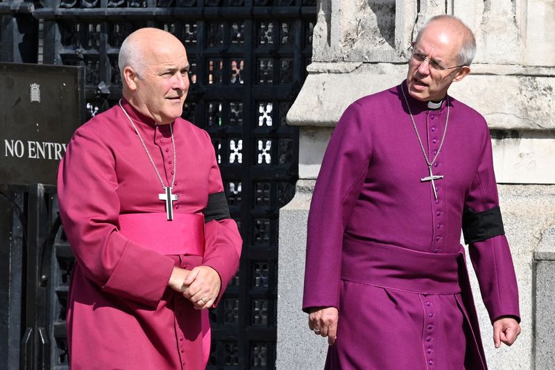 © Reuters. FILE PHOTO: Archbishop of York Stephen Geoffrey Cottrell (L) and The Archbishop of Canterbury Justin Welby walk in central London on September 14, 2022. JUSTIN TALLIS/Pool via REUTERS/File Photo