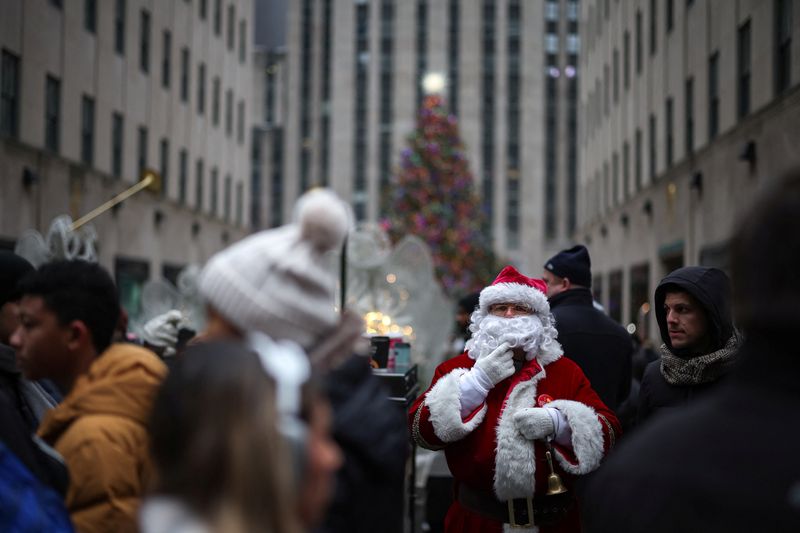 © Reuters. A man dressed as Santa stands in front of the Rockefeller Center Christmas Tree in Manhattan in New York City, U.S., December 24, 2024. REUTERS/Marko Djurica