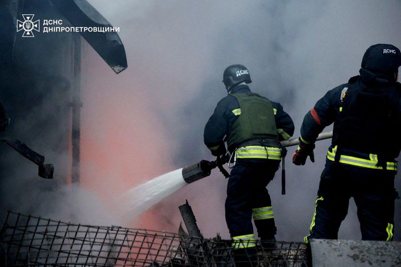 © Reuters. Firefighters work at a Russian missile attack site, part of Russia's attack on Ukraine, in Dnipropetrovsk region, Ukraine December 25, 2024. State Emergency Service Press Service of Ukraine in the Dnipropetrovsk region/document via REUTERS