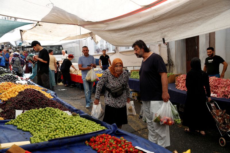 © Reuters. FILE PHOTO: People shop at a fresh market in Istanbul, Turkey, July 5, 2024. REUTERS/Dilara Senkaya/File Photo