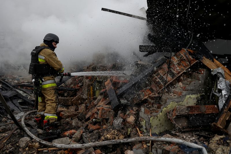 © Reuters. A firefighter works at the site of residential buildings hit by a Russian drone strike, amid Russia's attack on Ukraine, in Kharkiv, Ukraine December 25, 2024. REUTERS/Sofiia Gatilova