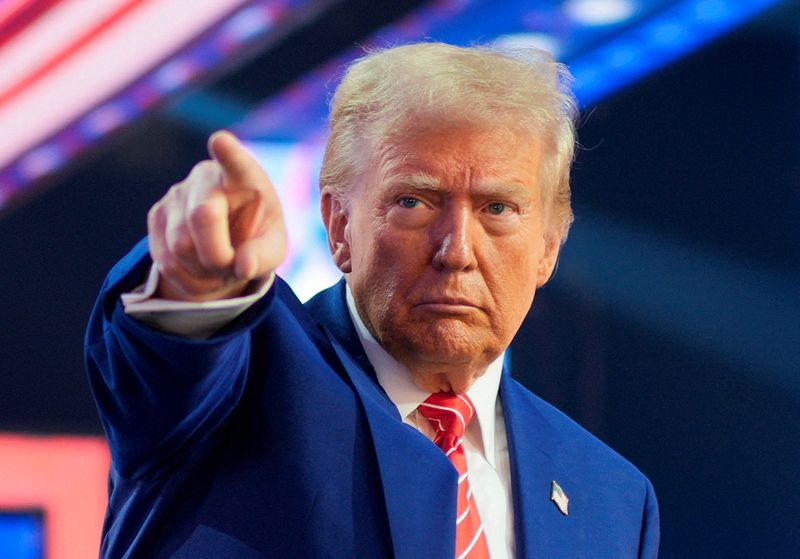 © Reuters. FILE PHOTO: US President-elect Donald Trump commands attention at Turning Point USA's AmericaFest in Phoenix, Arizona, US, on December 22, 2024. REUTERS/Chenny Orr/File Photo