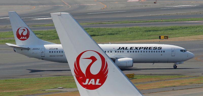 © Reuters. FILE PHOTO: Japan Airlines aircraft are seen on the tarmac at Haneda airport in Tokyo August 30, 2012. REUTERS/Kim Kyung-Hoon