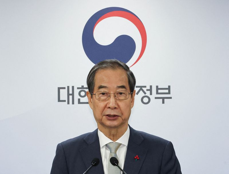 © Reuters. FILE PHOTO: Acting South Korean President and Prime Minister Han Duck-soo delivers an address to the nation at the government complex in Seoul, South Korea, December 14, 2024.   Yonhap via REUTERS/File Photo