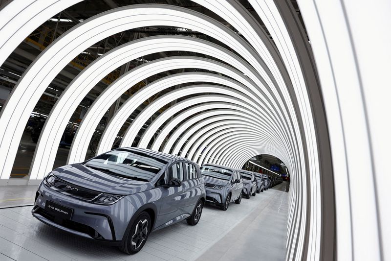 © Reuters. FILE PHOTO: Cars at BYD's first electric vehicle (EV) factory in Southeast Asia, in Rayong, Thailand, July 4, 2024. REUTERS/Chalinee Thirasupa/File Photo