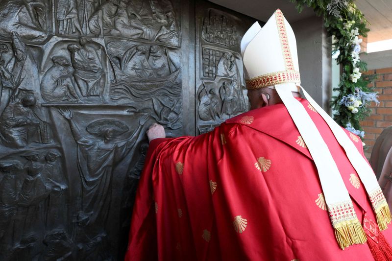 © Reuters. Pope Francis opens a Holy Door, one of only five that will be open during the 2025 Catholic Holy Year, at Rebibbia prison, in Rome, Italy, December 26, 2024.  Vatican Media/Francesco Sforza Handout via REUTERS 