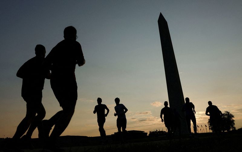 © Reuters. FILE PHOTO: People run during the morning at the National Mall, in Washington, D.C. U.S., August 14, 2024. REUTERS/Daniel Becerril/File Photo