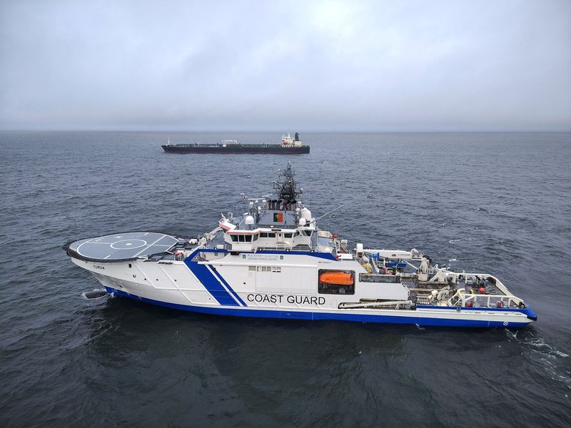 © Reuters. Finnish Border Guard's ship Turva and oil tanker Eagle S sail on the sea outside the Porkkalanniemi, Finland on December 26, 2024. RAJAVARTIOSTO-Finnish Border Guard/LEHTIKUVA/HANDOUT via REUTERS.  